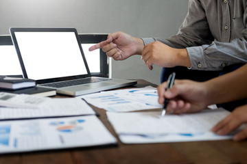 Obraz premium Business team meeting present in laptop with new startup project. Finance managers task.