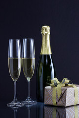 Шампанское и подарочная коробка  для встречи Нового Года.