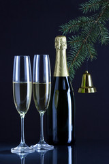 Шампанское и ель для встречи Нового Года.