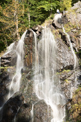 Wasserfall und Bergbach in den Alpen