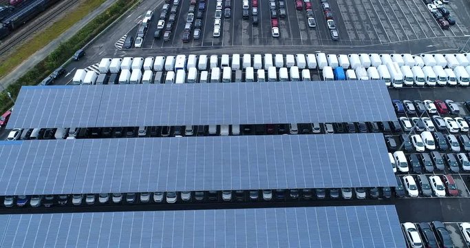 parc de voiture avec toit en panneau solaire
