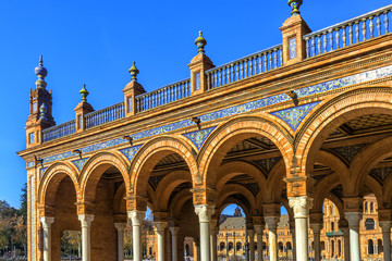Obraz premium Arch on Plaza Espana. Tiled ornaments. Seville (Sevilla), Andalusia, Spain.