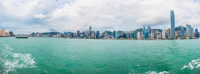 Fototapeta na wymiar Panorama aufgenommen von Harbour City über den Geschäfts- und Finanzbezirk mit der beeindruckenden Skyline bei Tageslicht im Jahr 2013