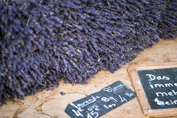 Lavendel im Bündel auf einem Bauernmarkt