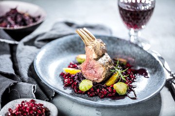 Lammfleisch mit Blaukraut auf dunklelem Hintergrund