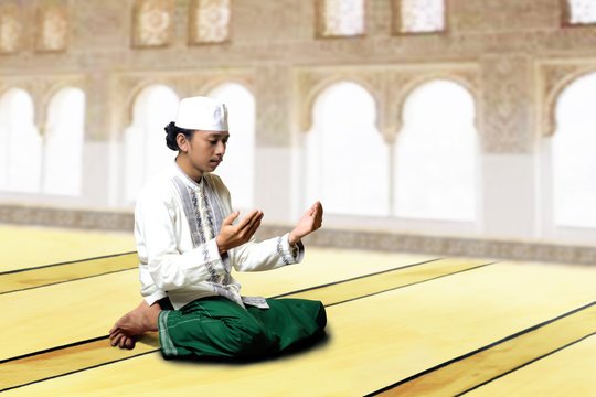 a Muslim is praying in the mosque