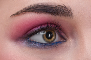 Obraz premium Zbliżenie kobiece oko z jasny makijaż moda piękny