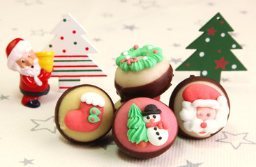 Gourmandise de Noël pâte d'amande et chocolat