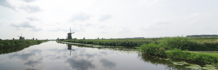 Fototapeta na wymiar Molinos de viento en Kinderdijk, Holanda, Paises bajos