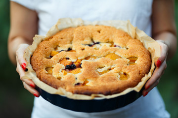 apple pie in the hands of the cook