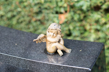 Kleiner Engel auf dem Grabstein 
