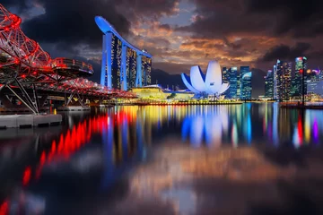 Photo sur Plexiglas Helix Bridge Singapore city reflecting in water at Marina Bay