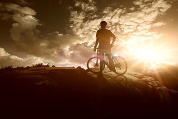 Fototapeta na wymiar Mountainbiker genießt Sonnenuntergang