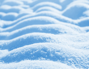 Obraz premium Natural background of pure shiny snow with snowdrifts