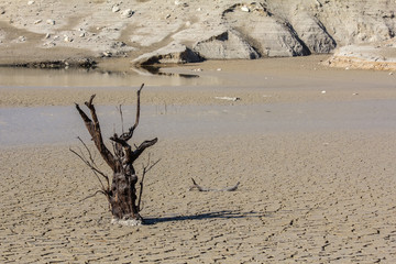 Obraz premium Lake Bimont emptied following work on the hydroelectric dam