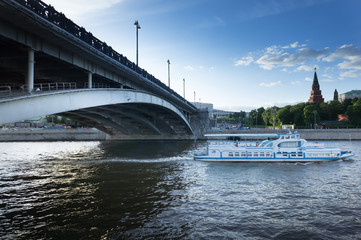 Obraz premium Moscow Kremlin at sunset. tourist ship and a bridge.