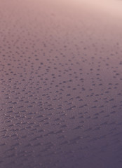 Wasser tropfen auf einem Segel mit seitlichem Sonnenlicht 