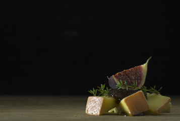 feige auf eine Scheibe Brot mit Käse und Salsa