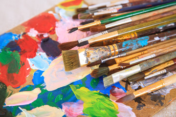 Obraz premium Multicolored palette and many different brushes.