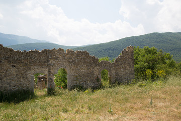 Antiche case restaurate in un villaggio di montagna abbandonato, Centro Italia 