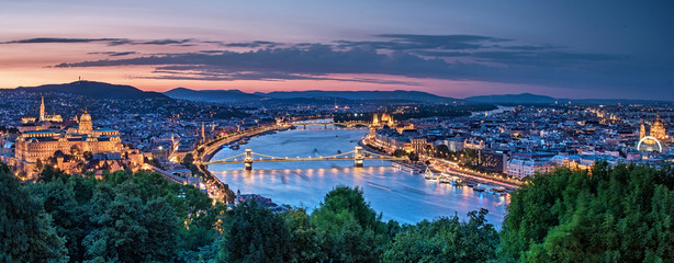 Obraz premium Kolorowy zachód słońca nad Budapesztem, Węgry
