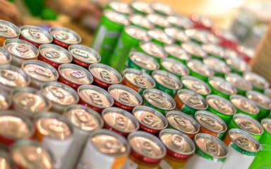 Production of aluminum cans with a drinks on the conveyor