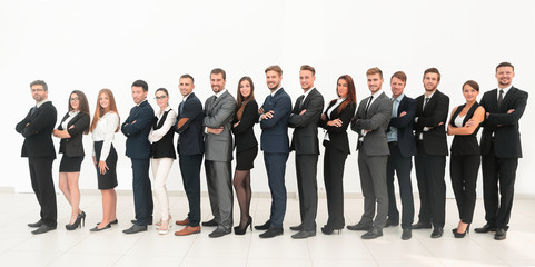 Obraz premium duży zespół biznesu stojących ramionami skrzyżowanymi z przodu