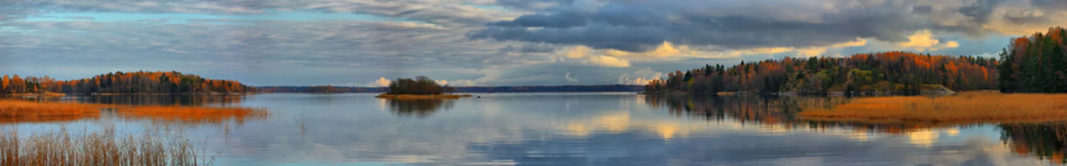 Fototapeten Panorama des Herbstsees bei Sonnenuntergang © parsadanov