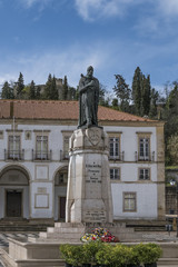 Obraz premium Standbild von Gualdim Pais vor dem Rathaus von Tomar 