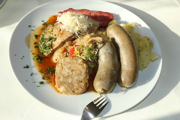 Schlachtplatte, Schlachtpartie, traditionelles Essen im Herbst