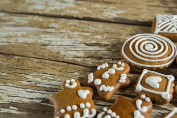 Gingerbread cookies arranged on wooden plank