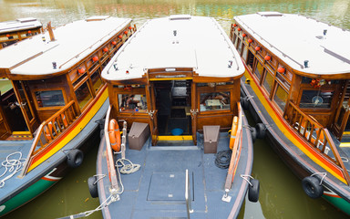 Fototapeta na wymiar Sightseeing boat in Clarke Quay, Singapore river