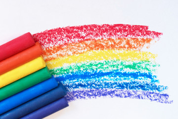 Fototapeta premium A rainbow drawn with red, orange, yellow, green, blue, indigo, and purple crayons.