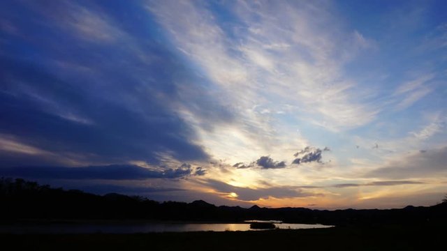 川と夕日　タイムラプス 4k　青空　流れる雲