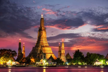 Selbstklebende Fototapeten Wat Arun Temple at twilight in bangkok Thailand. Wat Arun is among the best known of Thailand's landmarks © Travel mania