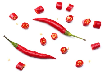 Crédence de cuisine en verre imprimé Piments forts Red hot chili peppers tranchés isolés sur fond blanc vue de dessus