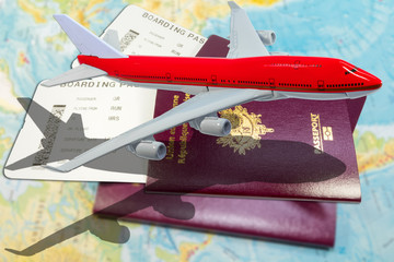 avion de ligne rouge sur passeports et cartes d'accès à bord