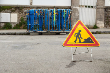 Panneau signalisation travaux dans une rue