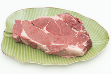 生のステーキ用牛肉