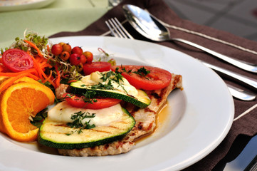 Grilowane mięso z warzywami i serem mozzarella. 