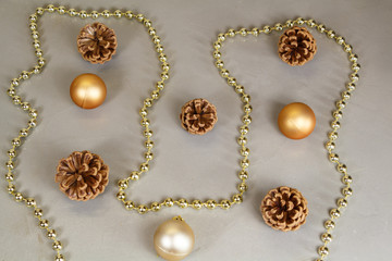 Boules de Noël, pommes de pin et guirlande de perles