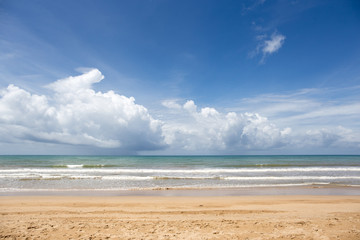 Fototapeta na wymiar Beautiful beach and ocean with blue sky and whit cloud