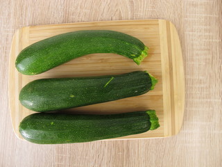 Grüne Zucchinis auf einem Schneidebrett