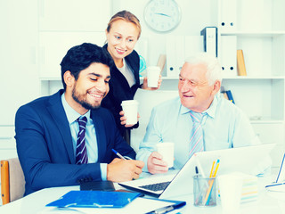 Obraz premium Office workers are working together at computer