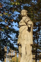 Statua nel parco in Autunno