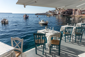 Leeres Restaurant im alten Hafen von Oia, Santorin