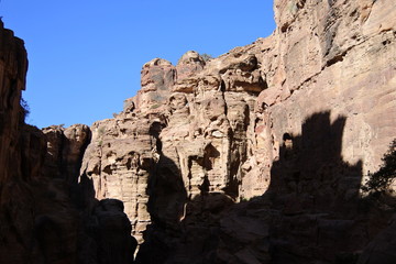 Sandstein in der Sonne in der Schlucht von Petra in Jordanien 
