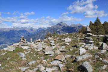 Traumhafte Alpenlandschaft / Meine Steinmänner an der Boccetta di Chiaro auf dem Weg zum Gipfel des Monte Berlinghera