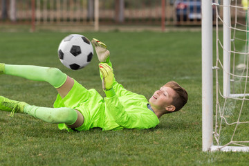 Goalkeeper used hands for catches the ball in match game