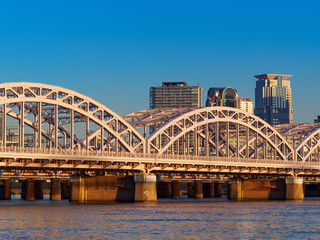 Naklejka premium 夕暮れの十三大橋と大阪キタの街並み